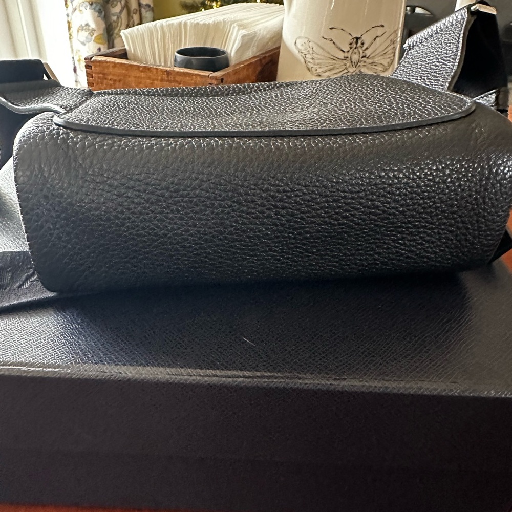 Prada Black Crossbody Bag with Adjustable Strap and Textured Leather - Picture 3 of 7